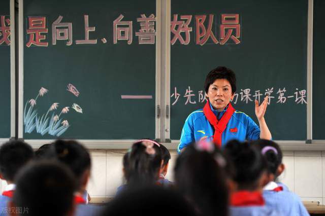 上半场恩里克首开纪录，下半场卢卡库失单刀，巴洛卡染红，迪巴拉点射扳平后送助攻，克里斯滕森造点后反超。